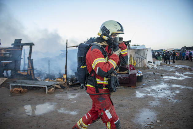 A fire in a shantytown in Albacete affects several shacks. A firefighter works to extinguish the fire on October 7, 2026, in Albacete, Castilla-La Mancha, Spain. A fire in the settlement along the Carretera de las Penas has mobilized the Albacete Fire Department, which is working to extinguish the blaze and prevent it from spreading. October 7, 2026. Víctor Ferná. Albacete, Castile-La Mancha Albacete, Castile-La Mancha, Spain  Copyright: xVictorxFernandezx 7825812