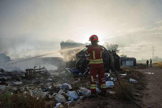 A fire in a shantytown in Albacete affects several shacks. A firefighter works to extinguish the fire on October 7, 2026, in Albacete, Castilla-La Mancha, Spain. A fire in the settlement along the Carretera de las Penas has mobilized the Albacete Fire Department, which is working to extinguish the blaze and prevent it from spreading. October 7, 2026. Víctor Ferná. Albacete, Castile-La Mancha Albacete, Castile-La Mancha, Spain  Copyright: xVictorxFernandezx 7825813