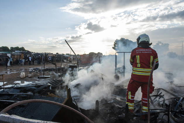 A fire in a shantytown in Albacete affects several shacks. A firefighter works to extinguish the fire on October 7, 2026, in Albacete, Castilla-La Mancha, Spain. A fire in the settlement along the Carretera de las Penas has mobilized the Albacete Fire Department, which is working to extinguish the blaze and prevent it from spreading. October 7, 2026. Víctor Ferná. Albacete, Castile-La Mancha Albacete, Castile-La Mancha, Spain  Copyright: xVictorxFernandezx 7825814