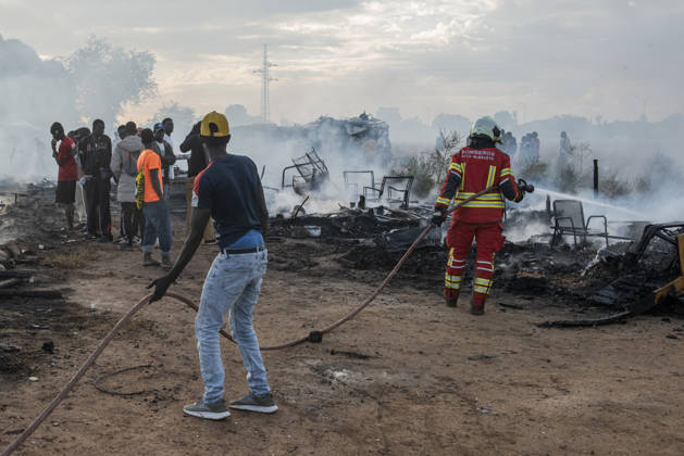 A fire in a shantytown in Albacete affects several shacks. A firefighter works to extinguish the fire on October 7, 2026, in Albacete, Castilla-La Mancha, Spain. A fire in the settlement along the Carretera de las Penas has mobilized the Albacete Fire Department, which is working to extinguish the blaze and prevent it from spreading. October 7, 2026. Víctor Ferná. Albacete, Castile-La Mancha Albacete, Castile-La Mancha, Spain  Copyright: xVictorxFernandezx 7825815