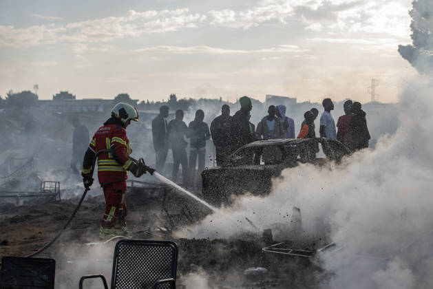 A fire in a shantytown in Albacete affects several shacks. A firefighter works to extinguish the fire on October 7, 2026, in Albacete, Castilla-La Mancha, Spain. A fire in the settlement along the Carretera de las Penas has mobilized the Albacete Fire Department, which is working to extinguish the blaze and prevent it from spreading. October 7, 2026. Víctor Ferná. Albacete, Castile-La Mancha Albacete, Castile-La Mancha, Spain  Copyright: xVictorxFernandezx 7825816
