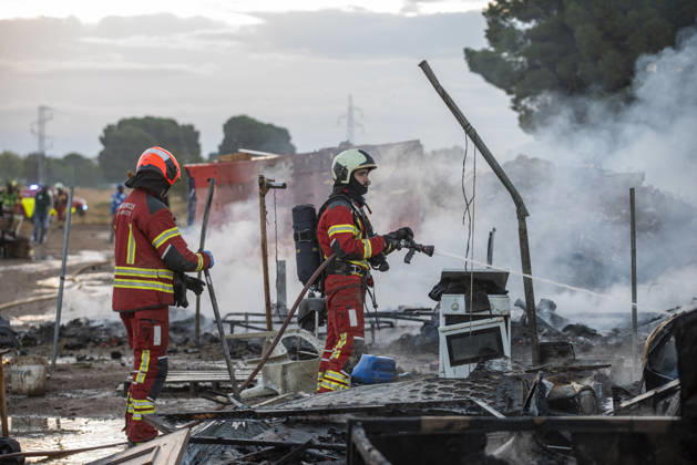 A fire in a shantytown in Albacete affects several shacks. Several firefighters are working to extinguish the fire, as of October 7, 2026, in Albacete, Castilla-La Mancha, Spain. A fire in the settlement along the Carretera de las Penas has prompted the Albacete Fire Department to respond; they are working to extinguish the blaze and prevent it from spreading. October 7, 2026. Víctor Ferná, Albacete, Castile-La Mancha, Albacete, Castile-La Mancha, Spain Copyright: xVictorxFernandezx 7825819