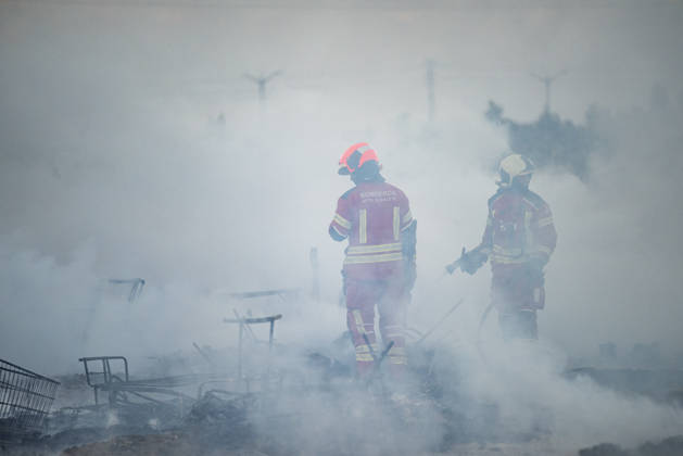 A fire in a shantytown in Albacete affects several shacks. Several firefighters are working to extinguish the fire, as of October 7, 2026, in Albacete, Castilla-La Mancha, Spain. A fire in the settlement along the Carretera de las Penas has prompted the Albacete Fire Department to respond; they are working to extinguish the blaze and prevent it from spreading. October 7, 2026. Víctor Ferná, Albacete, Castile-La Mancha, Albacete, Castile-La Mancha, Spain Copyright: xVictorxFernandezx 7825820
