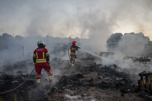 A fire in a shantytown in Albacete affects several shacks. Several firefighters are working to extinguish the fire, as of October 7, 2026, in Albacete, Castilla-La Mancha, Spain. A fire in the settlement along the Carretera de las Penas has prompted the Albacete Fire Department to respond; they are working to extinguish the blaze and prevent it from spreading. October 7, 2026. Víctor Ferná, Albacete, Castile-La Mancha, Albacete, Castile-La Mancha, Spain Copyright: xVictorxFernandezx 7825821