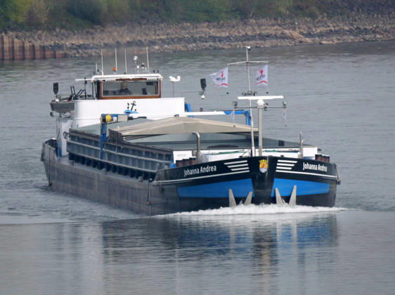 Beobachtungen bei Krefeld-Uerdingen am Rhein. Leere Binnenschiffe auf dem Rhein bei Niedrigwasser. Wirtschaft-Binnenhandel - Binnenschiffe auf dem Rhein.
