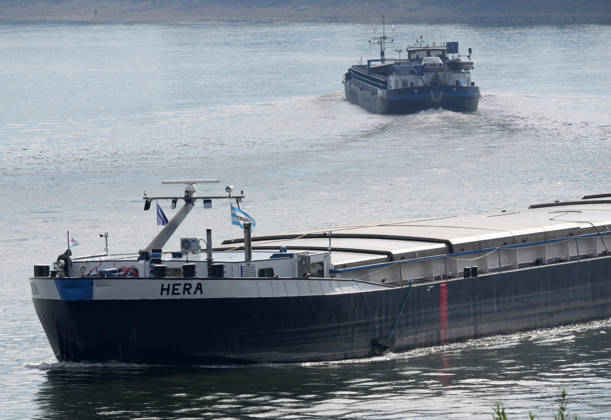 Beobachtungen bei Krefeld-Uerdingen am Rhein. Leere Binnenschiffe auf dem Rhein bei Niedrigwasser. Wirtschaft-Binnenhandel - Binnenschiffe auf dem Rhein.