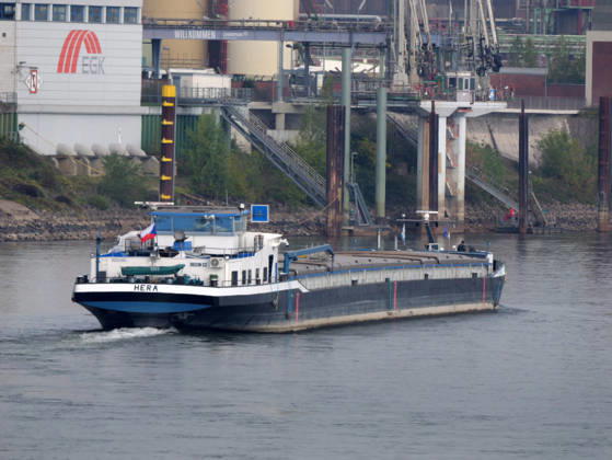 Beobachtungen bei Krefeld-Uerdingen am Rhein. Leere Binnenschiffe auf dem Rhein bei Niedrigwasser. Wirtschaft-Binnenhandel - Binnenschiffe auf dem Rhein.