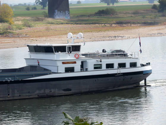 Beobachtungen bei Krefeld-Uerdingen am Rhein. Leere Binnenschiffe auf dem Rhein bei Niedrigwasser. Wirtschaft-Binnenhandel - Binnenschiffe auf dem Rhein.