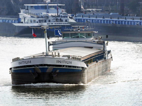 Beobachtungen bei Krefeld-Uerdingen am Rhein. Leere Binnenschiffe auf dem Rhein bei Niedrigwasser. Wirtschaft-Binnenhandel - Binnenschiffe auf dem Rhein.
