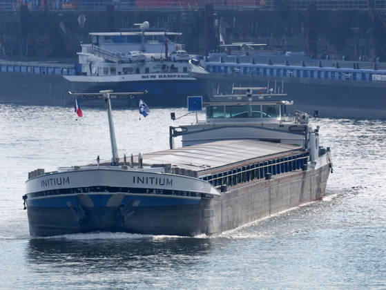 Beobachtungen bei Krefeld-Uerdingen am Rhein. Leere Binnenschiffe auf dem Rhein bei Niedrigwasser. Wirtschaft-Binnenhandel - Binnenschiffe auf dem Rhein.