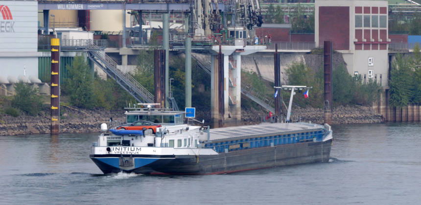 Beobachtungen bei Krefeld-Uerdingen am Rhein. Leere Binnenschiffe auf dem Rhein bei Niedrigwasser. Wirtschaft-Binnenhandel - Binnenschiffe auf dem Rhein.