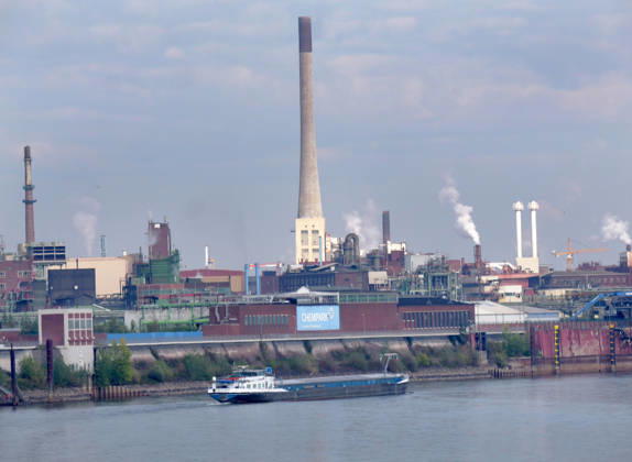 Beobachtungen bei Krefeld-Uerdingen am Rhein. Leere Binnenschiffe auf dem Rhein bei Niedrigwasser. Wirtschaft-Binnenhandel - Binnenschiffe auf dem Rhein.