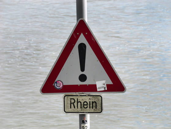 Beobachtungen bei Krefeld-Uerdingen am Rhein. Leere Binnenschiffe auf dem Rhein bei Niedrigwasser. Wirtschaft-Binnenhandel - Binnenschiffe auf dem Rhein.