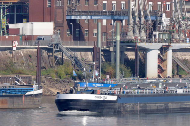 Beobachtungen bei Krefeld-Uerdingen am Rhein. Leere Binnenschiffe auf dem Rhein bei Niedrigwasser. Wirtschaft-Binnenhandel - Binnenschiffe auf dem Rhein.
