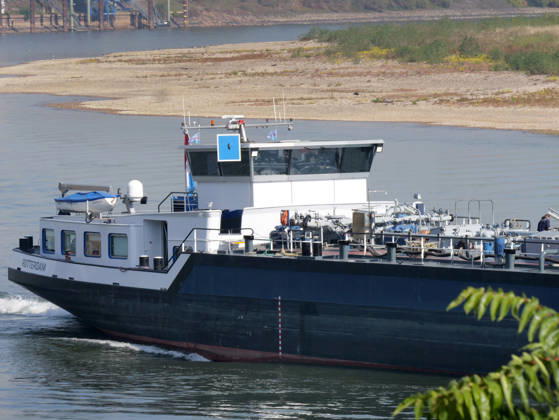 Beobachtungen bei Krefeld-Uerdingen am Rhein. Leere Binnenschiffe auf dem Rhein bei Niedrigwasser. Wirtschaft-Binnenhandel - Binnenschiffe auf dem Rhein.