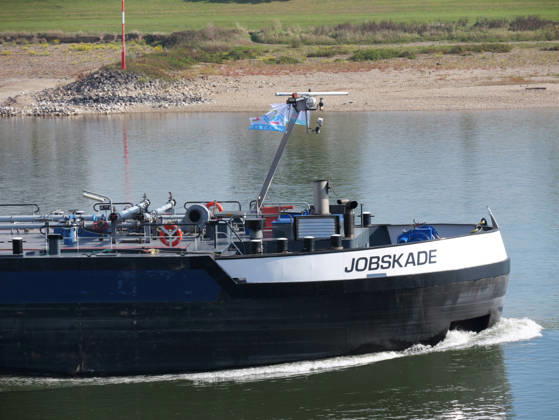 Beobachtungen bei Krefeld-Uerdingen am Rhein. Leere Binnenschiffe auf dem Rhein bei Niedrigwasser. Wirtschaft-Binnenhandel - Binnenschiffe auf dem Rhein.