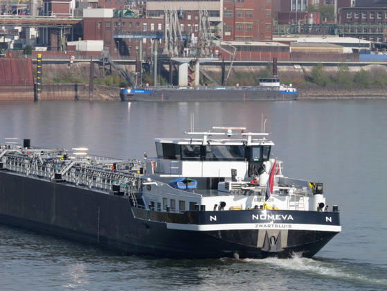 Beobachtungen bei Krefeld-Uerdingen am Rhein. Leere Binnenschiffe auf dem Rhein bei Niedrigwasser. Wirtschaft-Binnenhandel - Binnenschiffe auf dem Rhein.