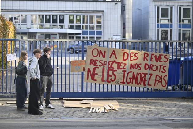 students gather outside Leoni de Waha school in Liege city center during a protest against education reforms and budget cuts, on Wednesday 7 October 2026. On Monday police arrested 16 people after the protests turned violent. About a hundred rioters continued to vandalize the city centre and face police on Tuesday. This Wednesday, police and Liege mayor called students to come back to school. ERICxLALMAND 189036164