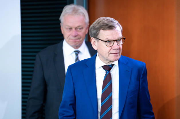61. Sitzung des Bundeskabinett Aktuell,07.10.2026 Berlin, Dr. Johann David Wadephul, Bundesminister des Auswaertigen betritt den Kabinettsaal im Hintergrund Alois Rainer, Bundesminister fuer Ernaehrung, Landwirtschaft und Heimat im Vorfeld der Kabinettssitzung, Sitzung des Bundeskabinett im Bundeskanzleramt in Berlin Berlin Berlin Deutschland