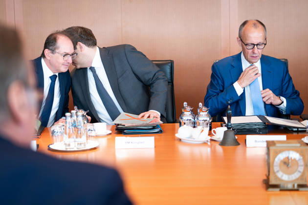 61. Sitzung des Bundeskabinett Aktuell,07.10.2026 Berlin, Bundeskanzler Friedrich Merz (CDU) richtet sich die Krawatte. Lars Klingbeil, Bundesminister der Finanzen, Vizekanzler und Alexander Dobrindt, Bundesminister des Innern, fluestern sich etwas zu.. Im Vorfeld der Kabinettssitzung, Sitzung des Bundeskabinett im Bundeskanzleramt in Berlin Berlin Berlin Deutschland