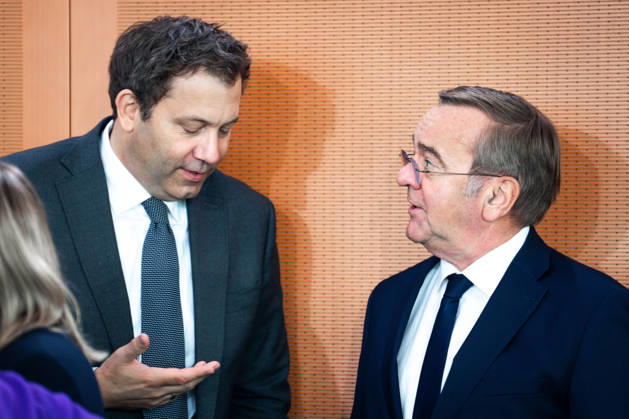 61. Sitzung des Bundeskabinett Aktuell ,07.10.2026 Berlin, Lars Klingbeil, Bundesminister der Finanzen, Vizekanzler im Gespraech mit Boris Pistorius, Bundesminister der Verteidigung im Vorfeld der Kabinettssitzung, Sitzung des Bundeskabinett im Bundeskanzleramt in Berlin Berlin Berlin Deutschland