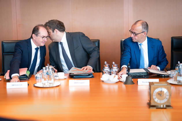 61. Sitzung des Bundeskabinett Aktuell,07.10.2026 Berlin, Bundeskanzler Friedrich Merz (CDU) blickt zu Lars Klingbeil, Bundesminister der Finanzen, Vizekanzler und Alexander Dobrindt, Bundesminister des Innern, die sich etwas zufluestern. Im Vorfeld der Kabinettssitzung, Sitzung des Bundeskabinett im Bundeskanzleramt in Berlin Berlin Berlin Deutschland