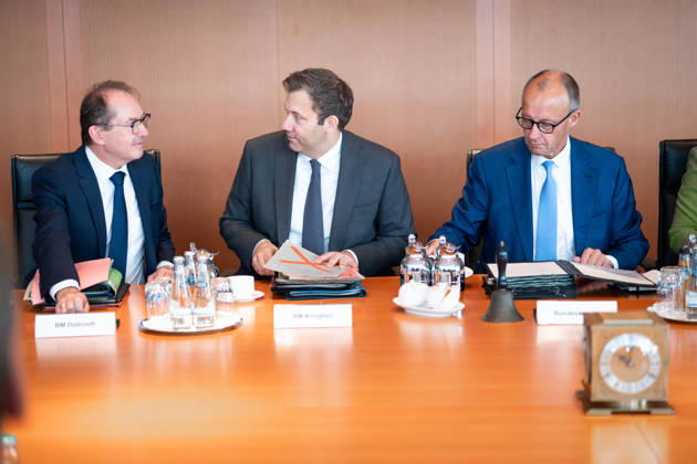 61. Sitzung des Bundeskabinett Aktuell,07.10.2026 Berlin, Bundeskanzler Friedrich Merz (CDU) , Lars Klingbeil, Bundesminister der Finanzen, Vizekanzler und Alexander Dobrindt, Bundesminister des Innern im Gespraech am Kabinettstisch. Im Vorfeld der Kabinettssitzung, Sitzung des Bundeskabinett im Bundeskanzleramt in Berlin Berlin Berlin Deutschland