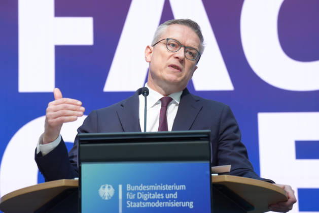 Statement des Bundesminister fuer Digtales zur Staatsmodernisierung Dr. Karsten Wildberger (Digitalminister) im Portrait untermauert der Minister seine Aussagen mit Gestik und Mimik beim Statement zum Kabinettbeschluss des Berichts zu 1 Jahr Staatsmodernisierung, Berlin, 07.10.2026 Berlin Berlin Deutschland