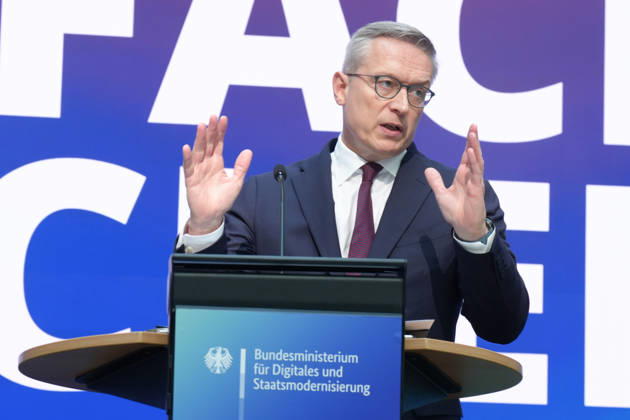 Statement des Bundesminister fuer Digtales zur Staatsmodernisierung Dr. Karsten Wildberger (Digitalminister) im Portrait untermauert der Minister seine Aussagen mit Gestik und Mimik beim Statement zum Kabinettbeschluss des Berichts zu 1 Jahr Staatsmodernisierung, Berlin, 07.10.2026 Berlin Berlin Deutschland