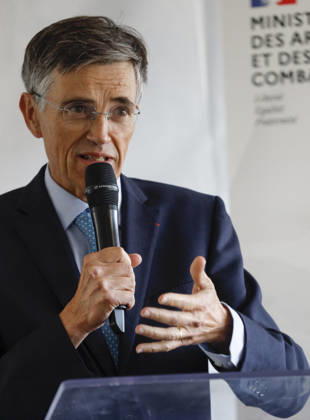 Military Test Tracks Inaugurated In Satory - France Francois de Maziere, Mayor of Versailles, attends the inauguration of new military pistes at Satory in Versailles, France on October 7, 2026. Photo by Jean-Bernard Vernier JBV NEWS ABACAPRESS.COM Versailles Yvelines France  Copyright: xVernierxJean-Bernard JBVxNews ABACAx