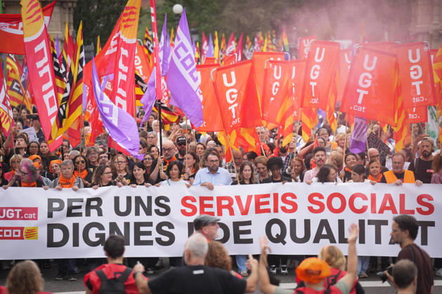 UGT and CCOO Call for a Strike in Social Services in Catalonia A large crowd during a demonstration in support of social services on October 7, 2026, in Barcelona, Catalonia, Spain. UGT and CCOO have called a strike in Catalonia’s social services sector to demand improvements in working conditions and equal pay between the private and public sectors. OCTOBER 7, 2026 Barcelona, Catalonia Barcelona, Catalonia, Spain  Copyright: xDavidxZorrakinox 7826247