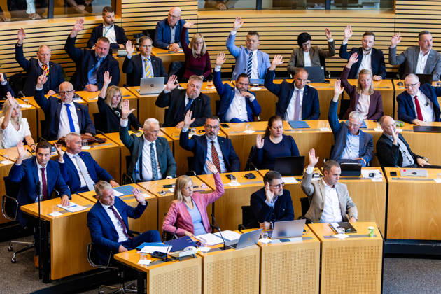 07.10.2026, GER, News Politik, 8.Wahlperiode, 56.Plenarsitzung im Plenarsaal Thüringer Landtag Offene Abstimmung der Partei AFD Verhandlungsgegenstand der Sondersitzung: Auflösung des 8. Thüringer Landtags gemäß Artikel 50 Abs. 2 Satz 1 Nr. 1 der Verfassung des Freistaats Thüringen 99096 Erfurt Thueringer Landtag Thüringen Deutschland