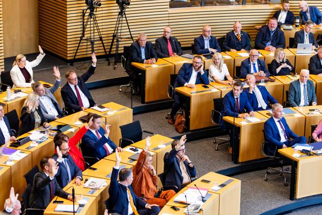 07.10.2026, GER, News Politik, 8.Wahlperiode, 56.Plenarsitzung im Plenarsaal Thüringer Landtag Offene Abstimmung der Partei AFD, im Vordergrund Mario Voigt Verhandlungsgegenstand der Sondersitzung: Auflösung des 8. Thüringer Landtags gemäß Artikel 50 Abs. 2 Satz 1 Nr. 1 der Verfassung des Freistaats Thüringen 99096 Erfurt Thueringer Landtag Thüringen Deutschland