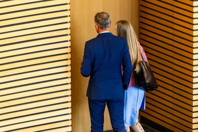 07.10.2026, GER, News Politik, 8.Wahlperiode, 56.Plenarsitzung im Plenarsaal Thüringer Landtag Björn Höcke verlässt gemeinsam mit Wiebke Muhsal den Plenarsaal Verhandlungsgegenstand der Sondersitzung: Auflösung des 8. Thüringer Landtags gemäß Artikel 50 Abs. 2 Satz 1 Nr. 1 der Verfassung des Freistaats Thüringen 99096 Erfurt Thueringer Landtag Thüringen Deutschland