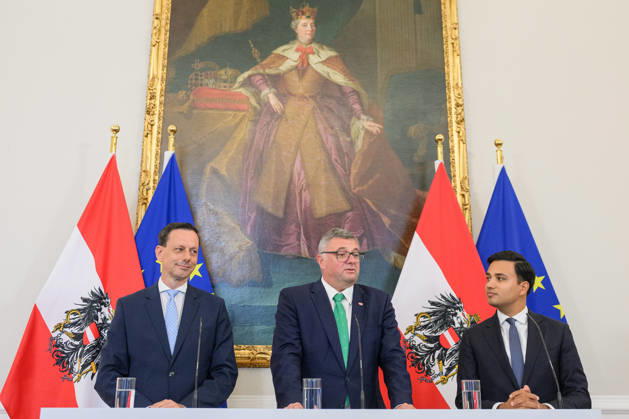 photonews.at - Wien, 07.10.2026. Ministerrat im Bundeskanzleramt. PHOTO: Klubobmann der ÖVP Ernst Gödl, Staatsseketär im Innenministerium Jörg Leichtfried (SPÖ) und Klubmann von NEOS Yannick Shetty beim Pressefoyer nach dem Minsterrat. Press foyer after the Council of Ministers. Minister, Regierung, Innenpolitik Ministerrat