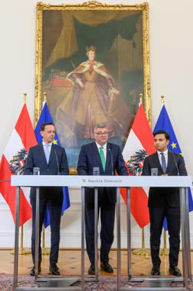 photonews.at - Wien, 07.10.2026. Ministerrat im Bundeskanzleramt. PHOTO: Klubobmann der ÖVP Ernst Gödl, Staatsseketär im Innenministerium Jörg Leichtfried (SPÖ) unjd Klubmann von NEOS Yannick Shetty beim Pressefoyer nach dem Minsterrat. Press foyer after the Council of Ministers. Minister, Regierung, Innenpolitik Ministerrat
