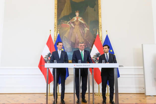 photonews.at - Wien, 07.10.2026. Ministerrat im Bundeskanzleramt. PHOTO: Klubobmann der ÖVP Ernst Gödl, Staatsseketär im Innenministerium Jörg Leichtfried (SPÖ) und Klubmann von NEOS Yannick Shetty beim Pressefoyer nach dem Minsterrat. Press foyer after the Council of Ministers. Minister, Regierung, Innenpolitik Ministerrat