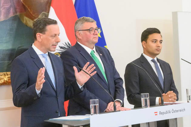 photonews.at - Wien, 07.10.2026. Ministerrat im Bundeskanzleramt. PHOTO: Klubobmann der ÖVP Ernst Gödl, Staatsseketär im Innenministerium Jörg Leichtfried (SPÖ) und Klubmann von NEOS Yannick Shetty beim Pressefoyer nach dem Minsterrat. Press foyer after the Council of Ministers. Minister, Regierung, Innenpolitik Ministerrat