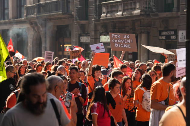 UGT and CCOO Call for a Strike in Social Services in Catalonia A large crowd during a demonstration in support of social services on October 7, 2026, in Barcelona, Catalonia, Spain. UGT and CCOO have called a strike in Catalonia’s social services sector to demand improvements in working conditions and equal pay between the private and public sectors. OCTOBER 7, 2026 Barcelona, Catalonia Barcelona, Catalonia, Spain  Copyright: xDavidxZorrakinox 7826279