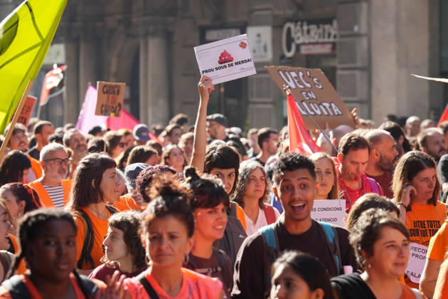 UGT and CCOO Call for a Strike in Social Services in Catalonia A large crowd during a demonstration in support of social services on October 7, 2026, in Barcelona, Catalonia, Spain. UGT and CCOO have called a strike in Catalonia’s social services sector to demand improvements in working conditions and equal pay between the private and public sectors. OCTOBER 7, 2026 Barcelona, Catalonia Barcelona, Catalonia, Spain  Copyright: xDavidxZorrakinox 7826280