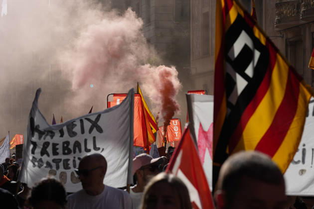 UGT and CCOO Call for a Strike in Social Services in Catalonia A large crowd during a demonstration in support of social services on October 7, 2026, in Barcelona, Catalonia, Spain. UGT and CCOO have called a strike in Catalonia’s social services sector to demand improvements in working conditions and equal pay between the private and public sectors. OCTOBER 7, 2026 Barcelona, Catalonia Barcelona, Catalonia, Spain  Copyright: xDavidxZorrakinox 7826281