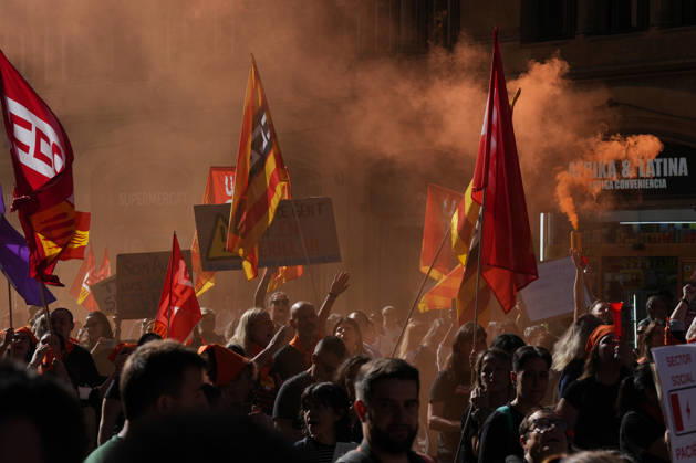 UGT and CCOO Call for a Strike in Social Services in Catalonia A large crowd during a demonstration in support of social services on October 7, 2026, in Barcelona, Catalonia, Spain. UGT and CCOO have called a strike in Catalonia’s social services sector to demand improvements in working conditions and equal pay between the private and public sectors. OCTOBER 7, 2026 Barcelona, Catalonia Barcelona, Catalonia, Spain  Copyright: xDavidxZorrakinox 7826282