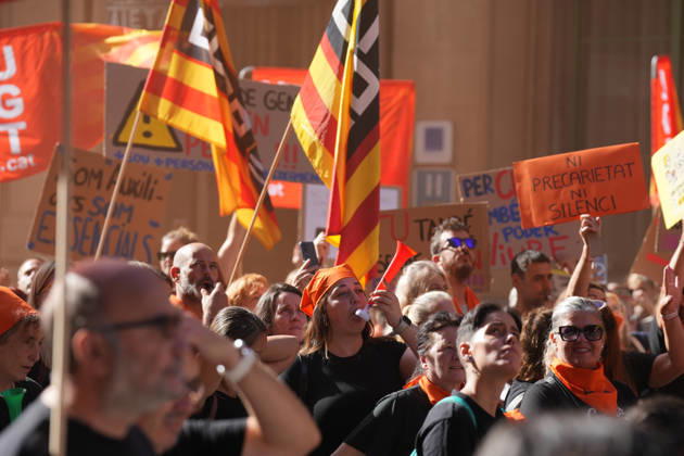 UGT and CCOO Call for a Strike in Social Services in Catalonia A large crowd during a demonstration in support of social services on October 7, 2026, in Barcelona, Catalonia, Spain. UGT and CCOO have called a strike in Catalonia’s social services sector to demand improvements in working conditions and equal pay between the private and public sectors. OCTOBER 7, 2026 Barcelona, Catalonia Barcelona, Catalonia, Spain  Copyright: xDavidxZorrakinox 7826283