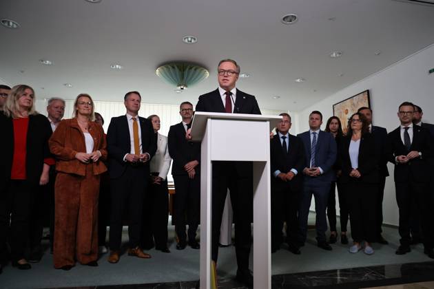 Thueringer Landtag - Statement Ministerpraesident Mario Voigt (CDU) 07.10.2026, Erfurt, Thueringer Landtag, Statement von Ministerpraesident Mario Voigt (CDU), er hat die Klage zurueckgezogen, er akzeptiert die Aberkennung seines Doktortitels - das Statement gibt er mit der geschlossenen Fraktion ab, die symbolisch hinter ihm steht
