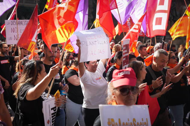 UGT and CCOO Call for a Strike in Social Services in Catalonia A large crowd during a demonstration in support of social services on October 7, 2026, in Barcelona, Catalonia, Spain. UGT and CCOO have called a strike in Catalonia’s social services sector to demand improvements in working conditions and equal pay between the private and public sectors. OCTOBER 7, 2026 Barcelona, Catalonia Barcelona, Catalonia, Spain  Copyright: xDavidxZorrakinox 7826307