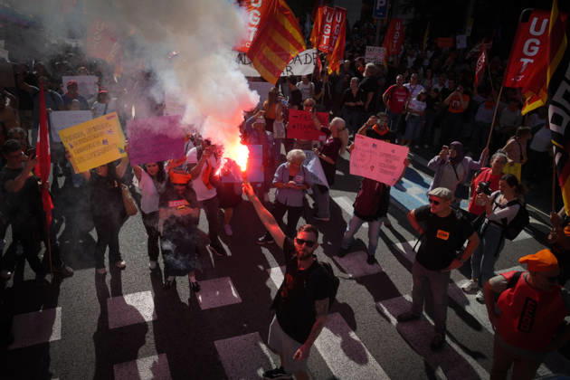 UGT and CCOO Call for a Strike in Social Services in Catalonia A large crowd during a demonstration in support of social services on October 7, 2026, in Barcelona, Catalonia, Spain. UGT and CCOO have called a strike in Catalonia’s social services sector to demand improvements in working conditions and equal pay between the private and public sectors. OCTOBER 7, 2026 Barcelona, Catalonia Barcelona, Catalonia, Spain  Copyright: xDavidxZorrakinox 7826308