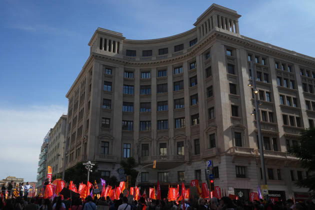 UGT and CCOO Call for a Strike in Social Services in Catalonia A large crowd gathers during a demonstration in support of social services outside the Foment del Treball headquarters on October 7, 2026, in Barcelona, Catalonia, Spain. UGT and CCOO have called a strike in Catalonia’s social services sector to demand improvements in working conditions and equal pay between the private and public sectors. OCTOBER 7, 2026. Barcelona, Catalonia. Barcelona, Catalonia, Spain  Copyright: xDavidxZorrakinox 7826330