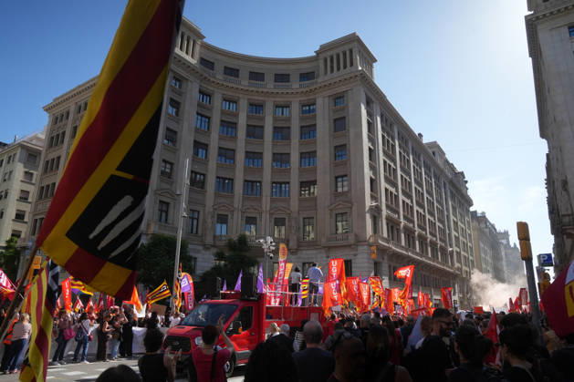 UGT and CCOO Call for a Strike in Social Services in Catalonia A large crowd gathers during a demonstration in support of social services outside the Foment del Treball headquarters on October 7, 2026, in Barcelona, Catalonia, Spain. UGT and CCOO have called a strike in Catalonia’s social services sector to demand improvements in working conditions and equal pay between the private and public sectors. OCTOBER 7, 2026 Barcelona, Catalonia Barcelona, Catalonia, Spain  Copyright: xDavidxZorrakinox 7826357