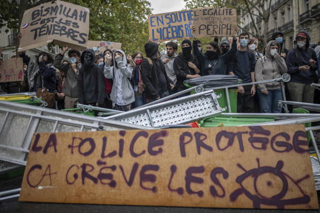Students Demonstration outside Science Po Paris Students on Boulevard Saint Germain during a demonstration outside Science Po in Paris, France on October 7 2026 in support of high school students. Photo by Eliot Blondet ABACAPRESS.COM Paris France  Copyright: xBlondetxEliot ABACAx