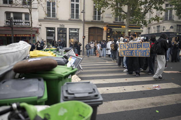 Students Demonstration outside Science Po Paris Students on Boulevard Saint Germain during a demonstration outside Science Po in Paris, France on October 7 2026 in support of high school students. Photo by Eliot Blondet ABACAPRESS.COM Paris France  Copyright: xBlondetxEliot ABACAx